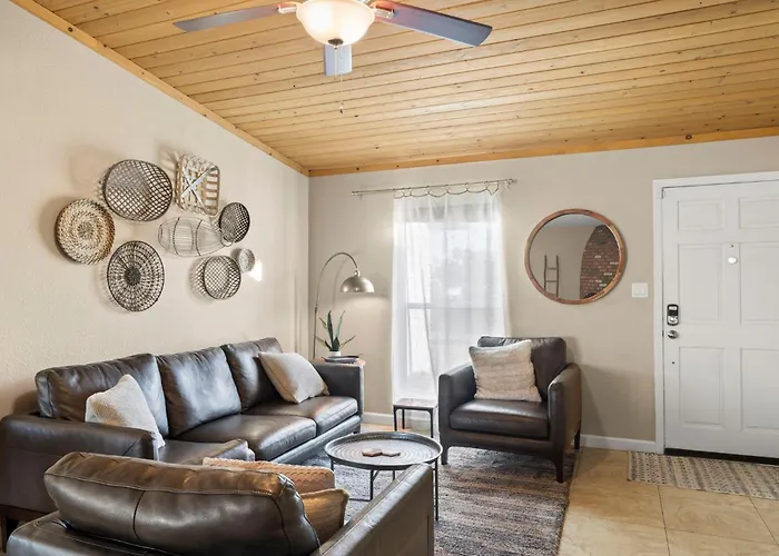 Stylish W Hot Tub, Heated Pool & Game