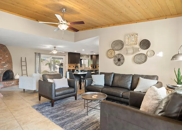 Stylish W Hot Tub, Heated Pool & Game