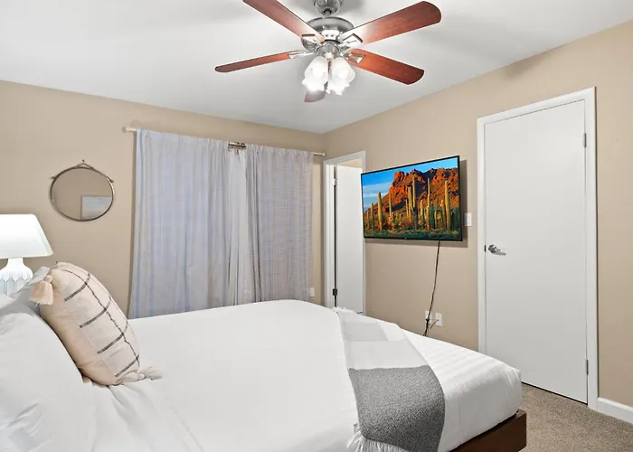 Stylish W Hot Tub, Heated Pool & Game Ferienhaus Phoenix