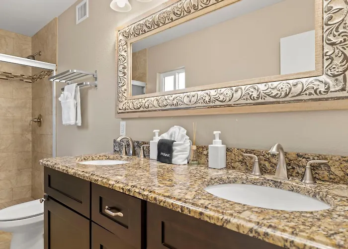 Stylish W Hot Tub, Heated Pool & Game Ferienhaus