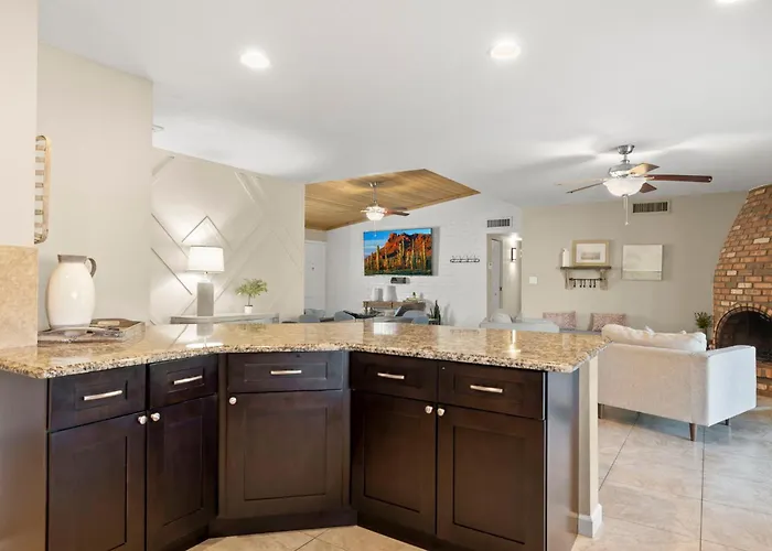 Stylish W Hot Tub, Heated Pool & Game Ferienhaus *